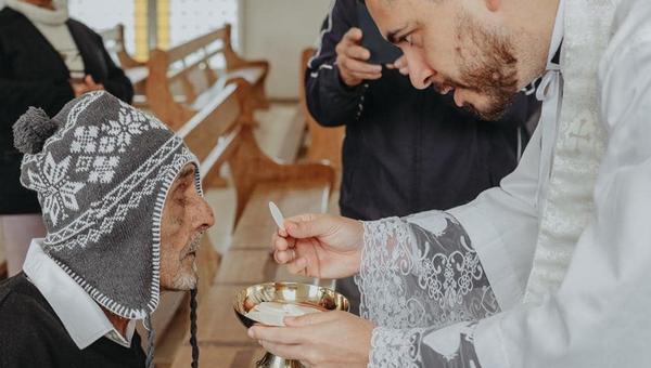Sr José de 104 años recibió los sacramentos del bautismo, primera comunión y confirmación Brasil