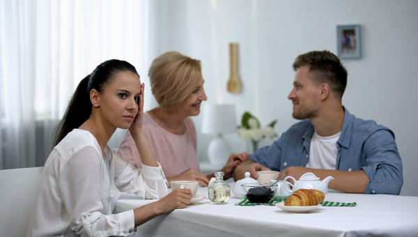 Madre suegra e hijo hablan e ignoran a su novia, relaciones insalubres, matrimonio