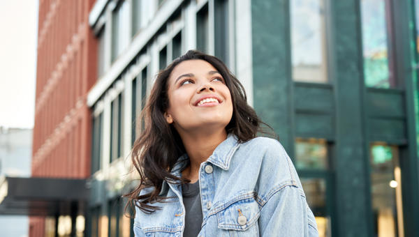 FEMME-SOURIRE-VILLE-RUE-shutterstock_1797056758