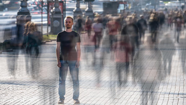 HOMME-SEUL-FOULE-RUE-shutterstock_1672171747