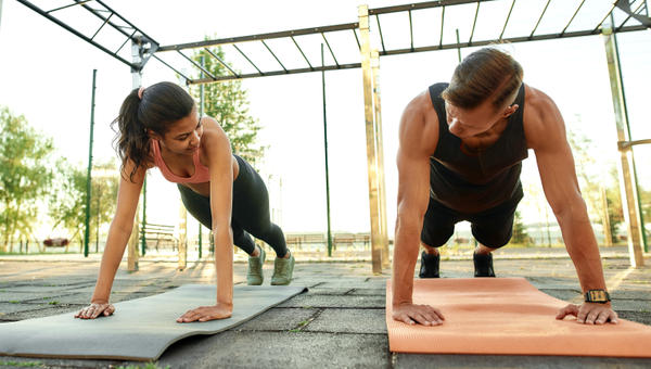 Parejas-de-deportistas-de-raza-mixta-haciendo-ejercicio-en-el-parque-deportivo-Estilo-de-vida-saludable-y-concepto-d-shutterstock_1872972142