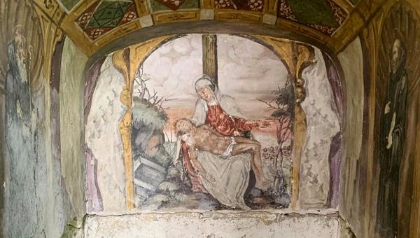 Fresk przedstawiający martwe ciało Chrystusa w objęciach Maryi, odkryty w podziemiach budynku Archiwum Państwowego w Neapolu