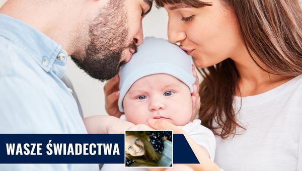 Para całująca swoje dziecko w głowę