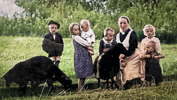 Wiktoria Ulma z sześciorgiem dzieci (ok. 1943)