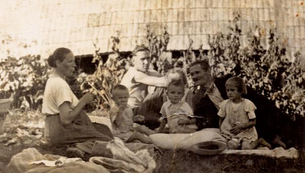 Bł. Wiktoria i bł. Józef, w środku brat Józefa - Antoni Ulma. Wśród dzieci od lewej: bł. Franio, bł. Władzio (za nim kryje się bł. Stasia) oraz bł. Basia.