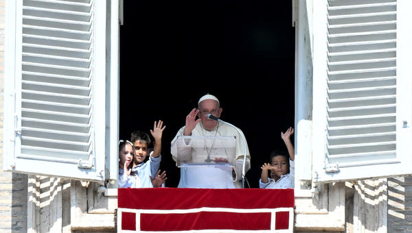Papa recebe crianças no Vaticano