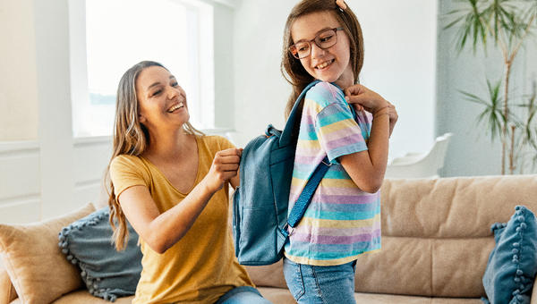 mom-child-school-backpack-morning