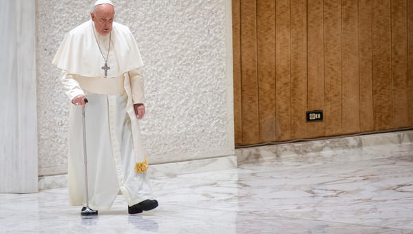 Papa Francisco usando bengala