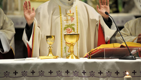 prêtre, autel; consécration, messe, bénédiction, offrandes, liturgie