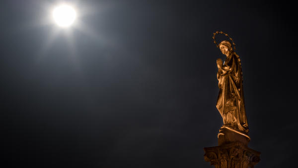 VIERGE-MARIE-STATUE-NUIT-shutterstock_1081675652