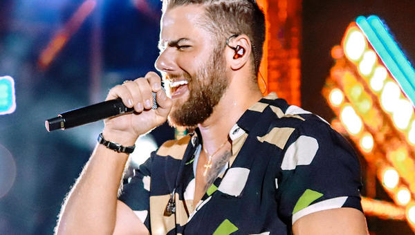Cantor Zé Neto durante show