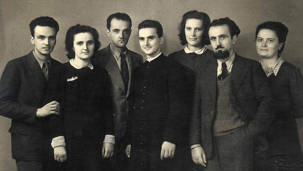 Monochrome group photo of members of the Beretta family