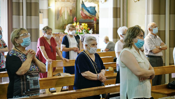 Parishioners in church wear masks during pandemic