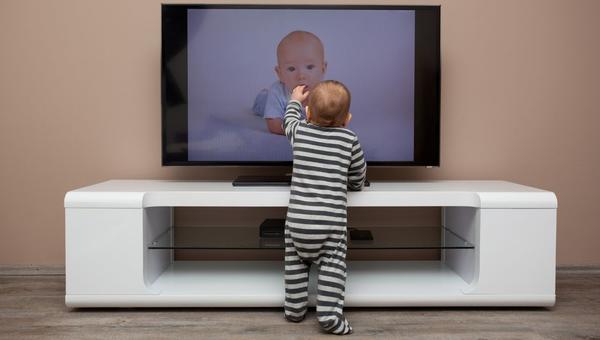 Niemowlę przed telewizorem a zaburzenia rozwoju