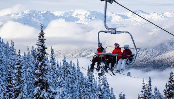 TELESIEGE-SKI-MONTAGNE-shutterstocK