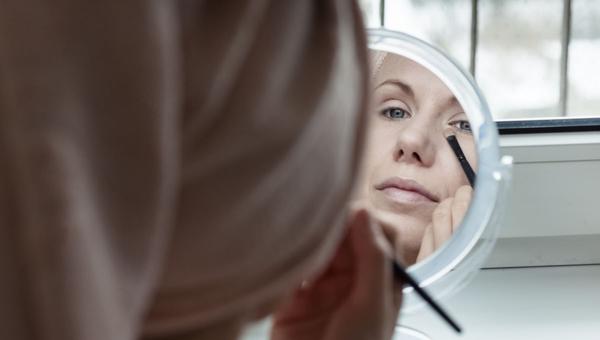 woman-looking-in-the-mirror