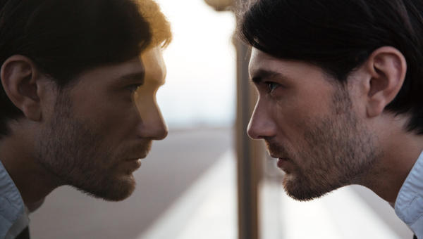 HOMME-MIROIR-SEUL-shutterstock