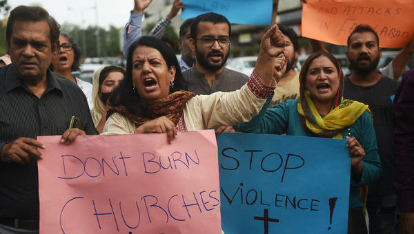 Pakistan protest against burning churches