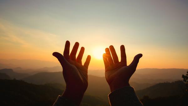 MAINS-OUVERTES-SOLEIL-PRIERE-shutterstock