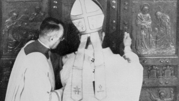 PAUL-VI-PORTE-SAINTE-VATICAN-1974-AFP
