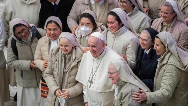 Pope with women religious in Rome