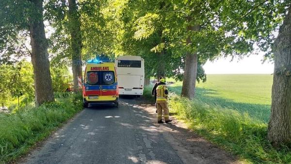 Akcja ratunkowa w Rymaniu. Na zdjęciu widać tył autobusu oraz karetkę pogotowia.