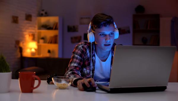 adolescente con laptop