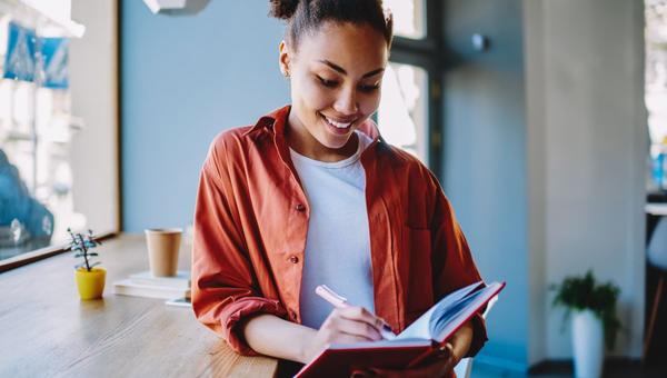 Mujer escribiendo