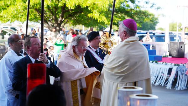Knights of Columbus assist Eucharistic procession