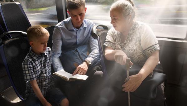 Joven evangelizando en el autobús