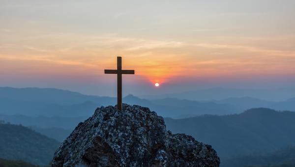 Krzyż na szczycie góry