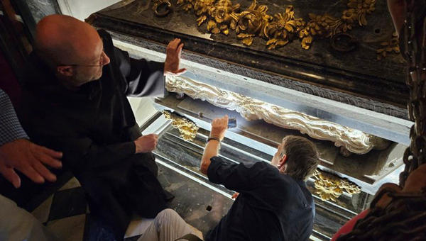 ALBA-DE-TORMES-Transfer-of-the-tomb-of-Saint-Teresa-for-study