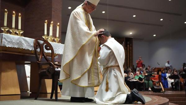 Padre Rafael Becerra sacerdote