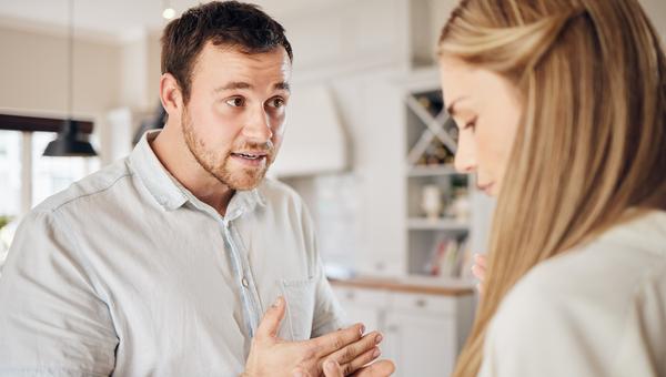 pareja discutiendo