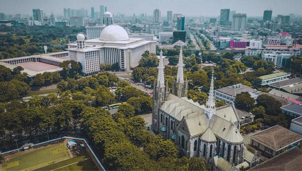 CATHEDRALE-MOSQUEE-JAKARTA-SHUTTERSTOCK