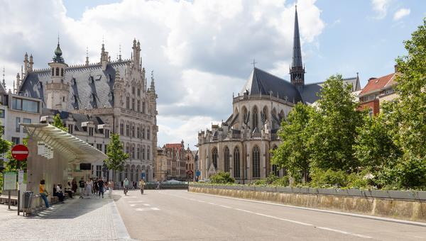 EGLISE-SAINT-PIERRE-LOUVAIN-BELGIQUE-shutterstock
