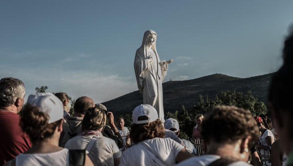 Pilgrims-in-Medjugorje-Statue-of-Virgin-Mary-AMMBS1724
