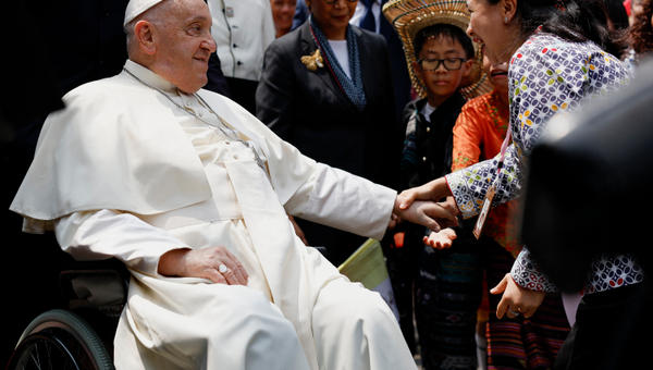 Pope Francis (L) greets well-wishers following a meeting with Indonesian authorities, civil society and the diplomatic corps at the Presidential Palace in Jakarta on September 4, 2024