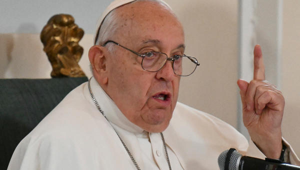Pope-Francis-delivers-a-speech-next-to-King-Philippe-and-Queen-Mathilde-of-Belgium-at-the-Castle-of-Laeken-Brussel