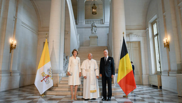 Pope-Francis-welcomed-by-King-Philippe-and-Queen-Mathilde-of-Belgium-at-the-Castle-of-Laeken-Brussel