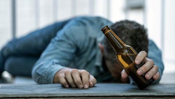 Alkoholizm w rodzinie. Wywiad z ks. Markiem Dziewieckim