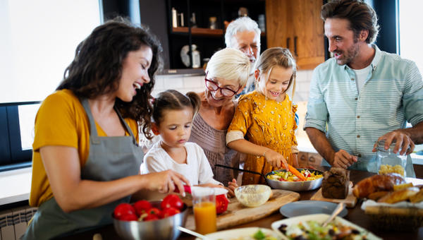 FAMILLE-DINER-shutterstock