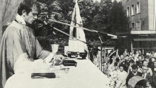 Jerzy Popiełuszko - zdjęcie z Europeany i Cyfrowego Archiwum Pamiątek