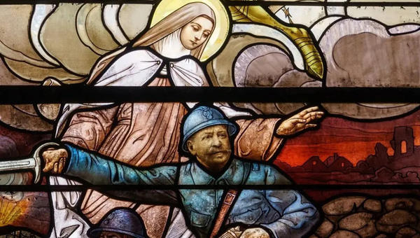 Święta Teresa z Lisieux pomaga żołnierzom podczas I wojny światowej, fragment witraża w kaplicy św. Teresy od Dzieciątka Jezus w Nancy.