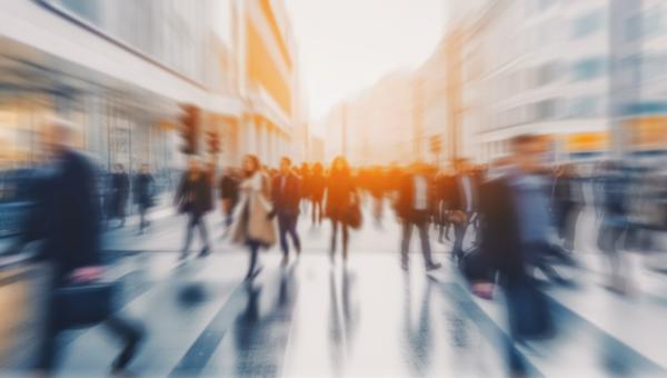 FOULE-RUE-LUMIERE-shutterstock