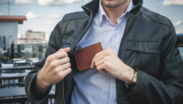 PORTEFEUILLE-VESTE-shutterstock