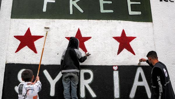 Syrians paint mural "Free Syria"