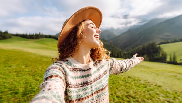 Belle jeune femme faisant du selfie dans la nature. Mode de vie, voyage, tourisme, nature, vie active.