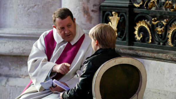 ENFANT-CONFESSION-RECONCILIATION-SACREMENT
