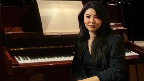 Weng Yirui seated at a piano
